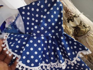 Traje de flamenca azul con lunares blancos de niña