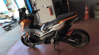 Honda X-ADV Naranja y Blanca