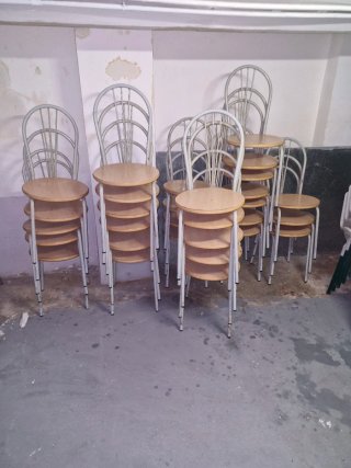 Sillas de madera y metal para restaurante