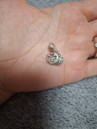 Varios charms Pandora plata y verde