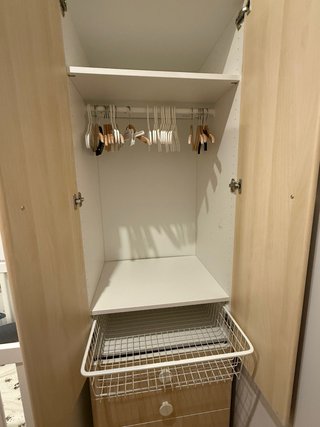 Habitación bebé: Cuna, armario y cambiador