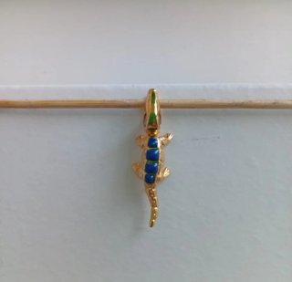 Charm Colgante Cocodrilo Dorado con Detalles Azule