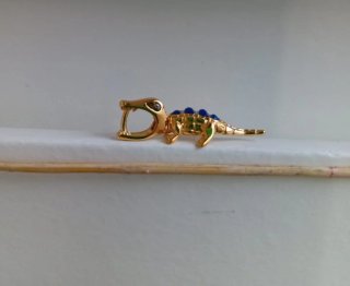 Charm Colgante Cocodrilo Dorado con Detalles Azule