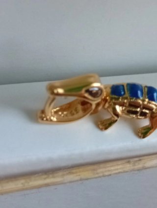Charm Colgante Cocodrilo Dorado con Detalles Azule