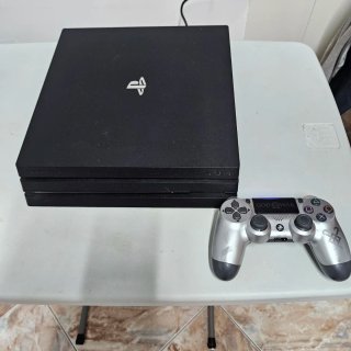 Sony PS4 Pro + 4 Giochi + Controller