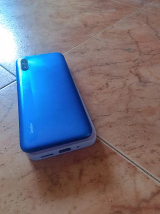 Xiaomi Redmi 9A Azul con funda rosa