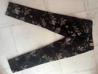 Pantalón Guess estampado floral. Talla 27