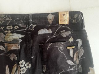 Pantalón Guess estampado floral. Talla 27