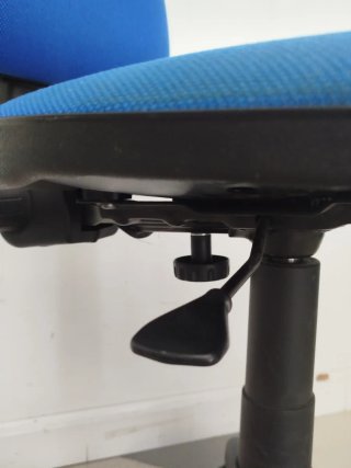 Silla de oficina azul y negra