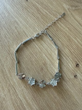 Pulsera plateada con tréboles y circonitas