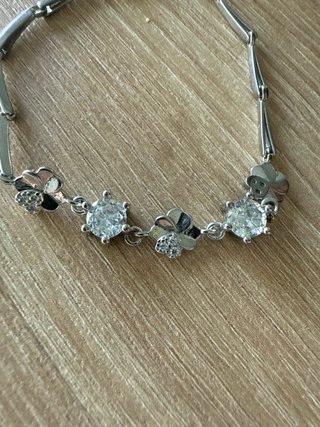 Pulsera plateada con tréboles y circonitas