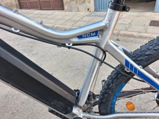 Bicicleta Eléctrica NCM Plata/Azul