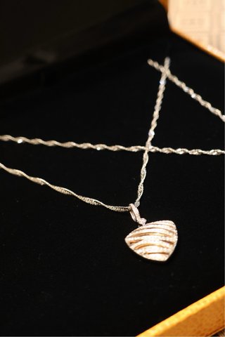 Collar con colgante de oro rosa y diamantes