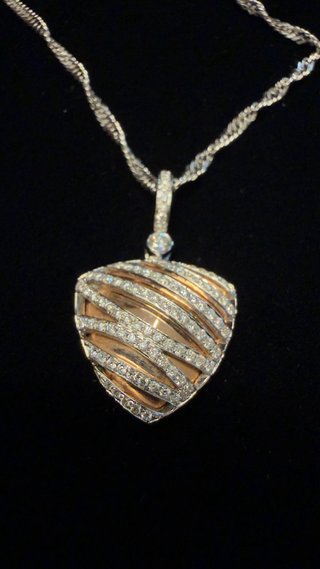 Collar con colgante de oro rosa y diamantes