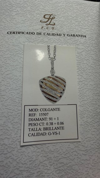 Collar con colgante de oro rosa y diamantes