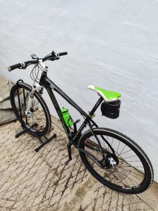 Bicicleta de Montaña Negra y Verde