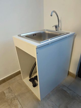 Mueble con fregadero y grifo