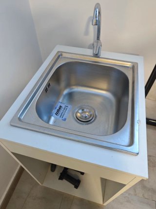 Mueble con fregadero y grifo