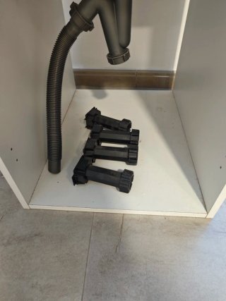 Mueble con fregadero y grifo