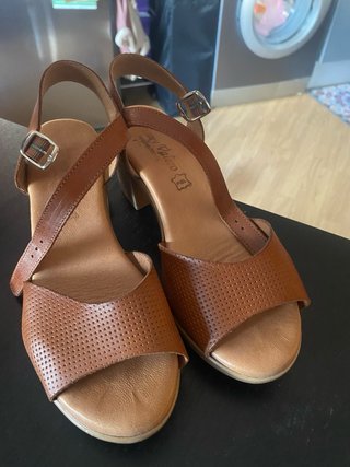 Sandalias de piel marrón  Poco uso , como nuevas