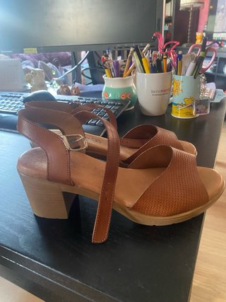 Sandalias de piel marrón  Poco uso , como nuevas