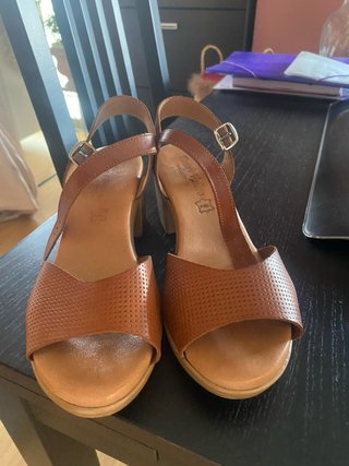 Sandalias de piel marrón  Poco uso , como nuevas