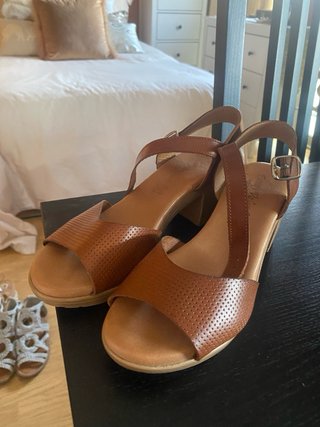 Sandalias de piel marrón  Poco uso , como nuevas
