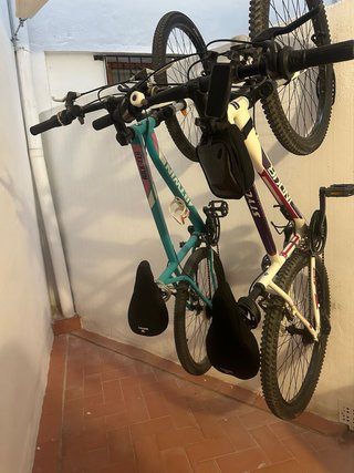 Bicicleta de montaña azul y otra blanca