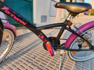 Bicicleta infantil BTWIN rosa y negra