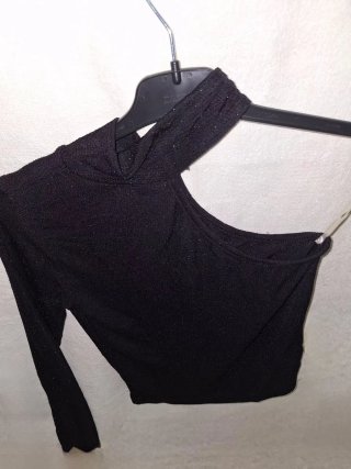 Top negro escotado brillante