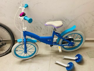 Bicicleta infantil azul con ruedines