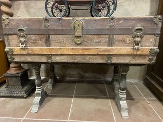 Baúl antiguo madera y metal