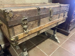 Baúl antiguo madera y metal