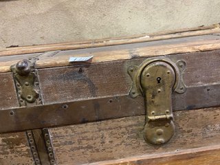Baúl antiguo madera y metal