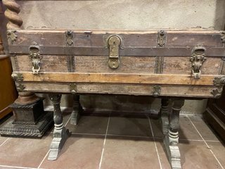 Baúl antiguo madera y metal