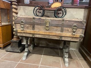 Baúl antiguo madera y metal