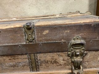 Baúl antiguo madera y metal