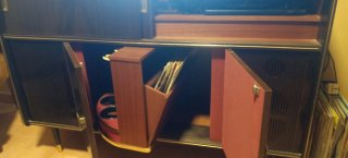 Mueble bar con radio y tocadiscos antiguo