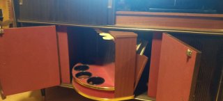 Mueble bar con radio y tocadiscos antiguo