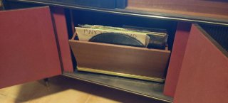 Mueble bar con radio y tocadiscos antiguo
