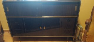 Mueble bar con radio y tocadiscos antiguo