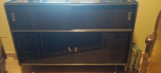 Mueble bar con radio y tocadiscos antiguo