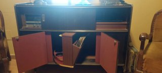 Mueble bar con radio y tocadiscos antiguo