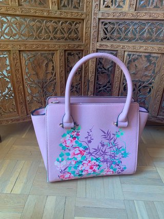 Bolso satchel rosa con detalle flores efecto cuero