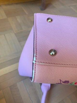 Bolso satchel rosa con detalle flores efecto cuero