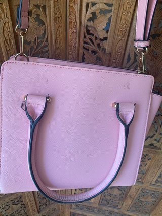 Bolso satchel rosa con detalle flores efecto cuero