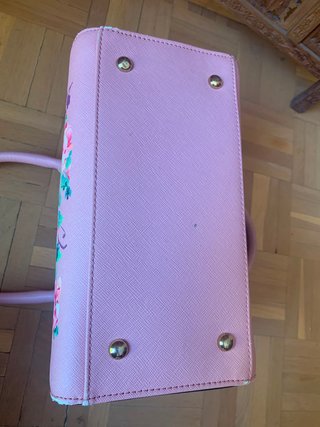 Bolso satchel rosa con detalle flores efecto cuero