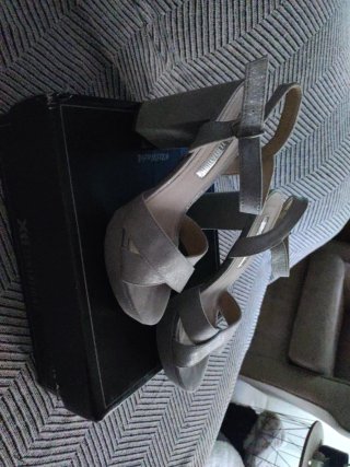 Zapatos de fiesta y cartera plateados