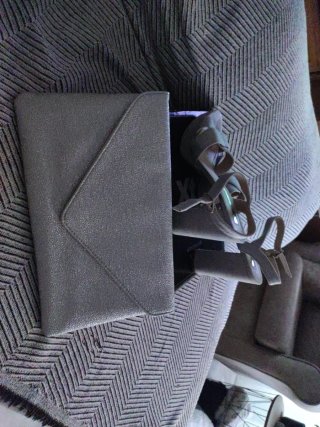 Zapatos de fiesta y cartera plateados