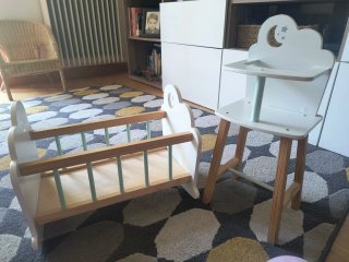 Cuna y trona de madera de juguete